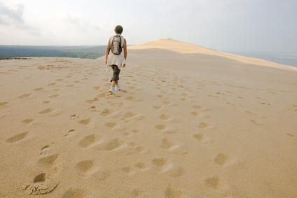 femme marchant dans le sable